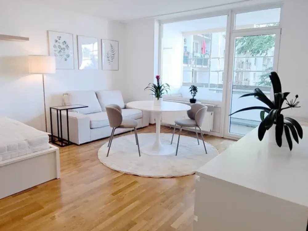 Lichtdurchflutetes, vollmöbliertes 1-Zimmer-Apartment mit Südbalkon und separater Küche