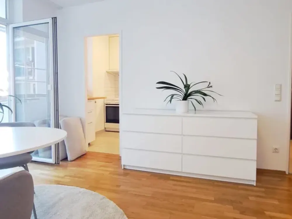 Lichtdurchflutetes, vollmöbliertes 1-Zimmer-Apartment mit Südbalkon und separater Küche