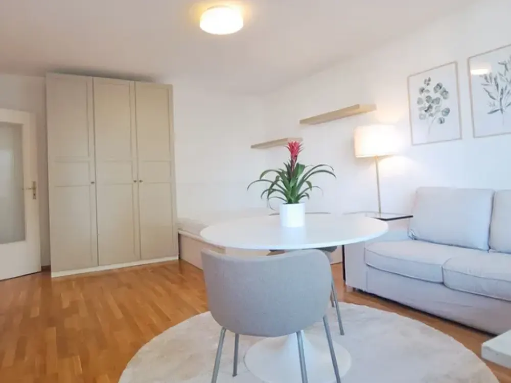Lichtdurchflutetes, vollmöbliertes 1-Zimmer-Apartment mit Südbalkon und separater Küche