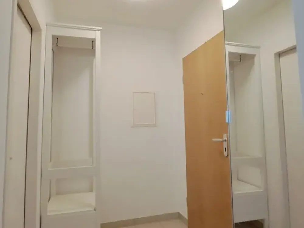 Lichtdurchflutetes, vollmöbliertes 1-Zimmer-Apartment mit Südbalkon und separater Küche