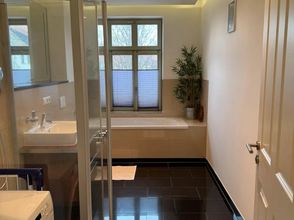 Hochwertig möblierte 2-Zimmer-Wohnung mit großem Balkon