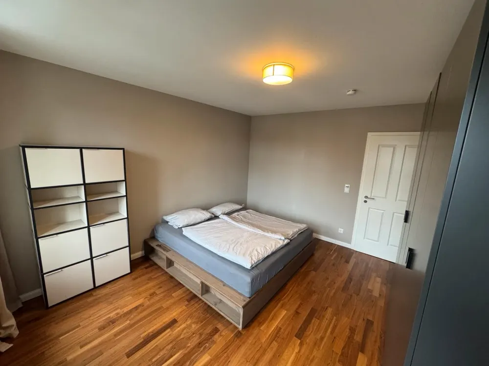 Hochwertig möblierte 2-Zimmer-Wohnung mit großem Balkon