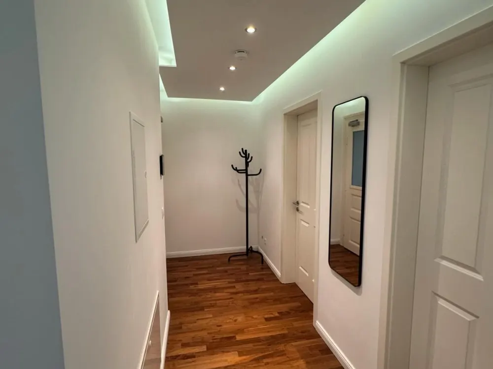Hochwertig möblierte 2-Zimmer-Wohnung mit großem Balkon