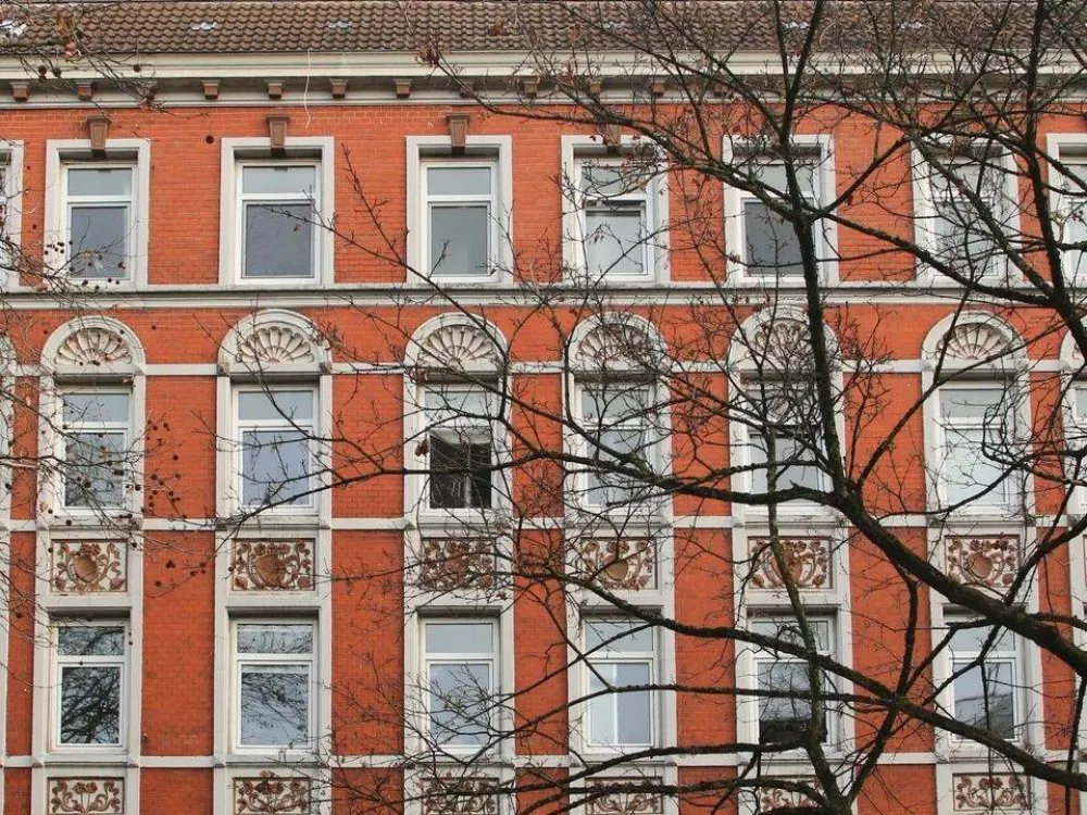 Winterhude: 2-Zi-Altbau mit Balkon: Wohnbüro/Praxis/Atelier - WG möglich