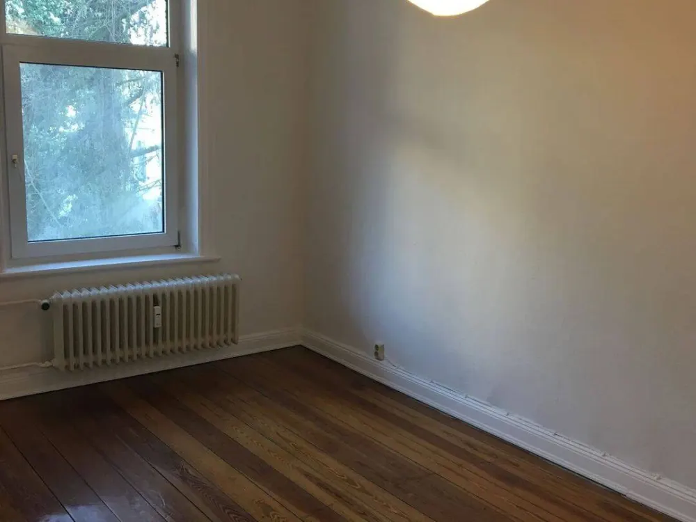 Winterhude: 2-Zi-Altbau mit Balkon: Wohnbüro/Praxis/Atelier - WG möglich
