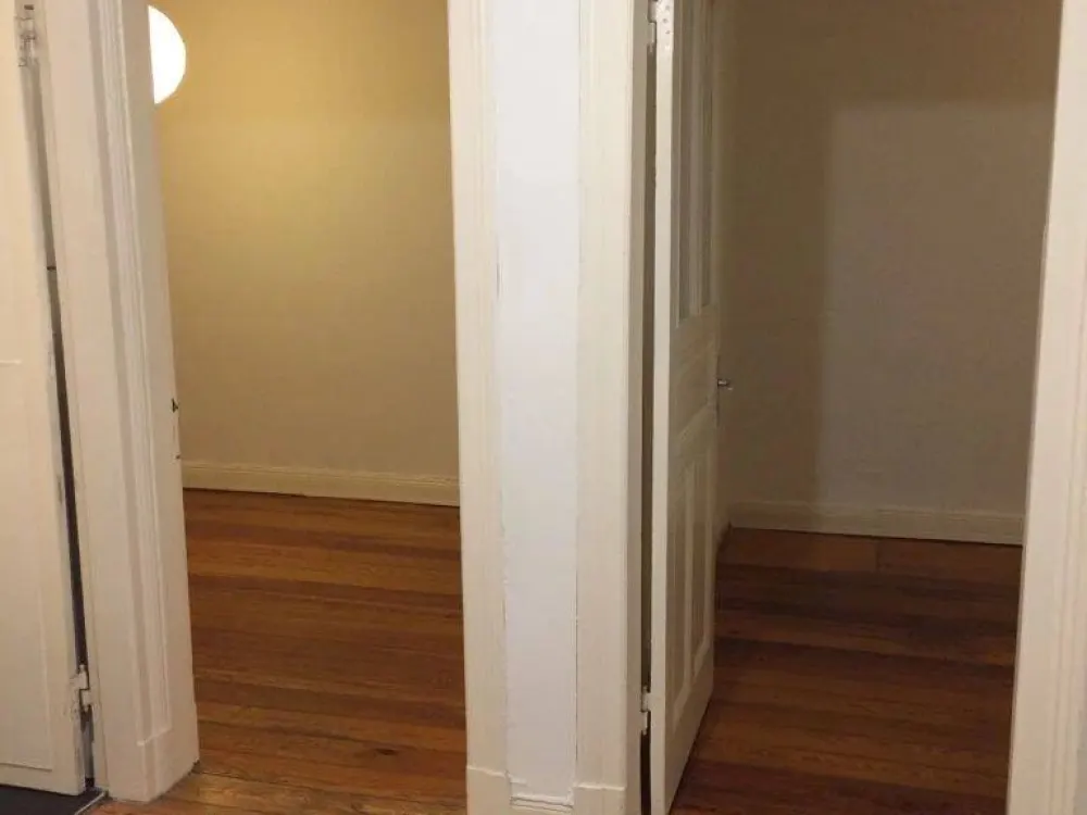 Winterhude: 2-Zi-Altbau mit Balkon: Wohnbüro/Praxis/Atelier - WG möglich