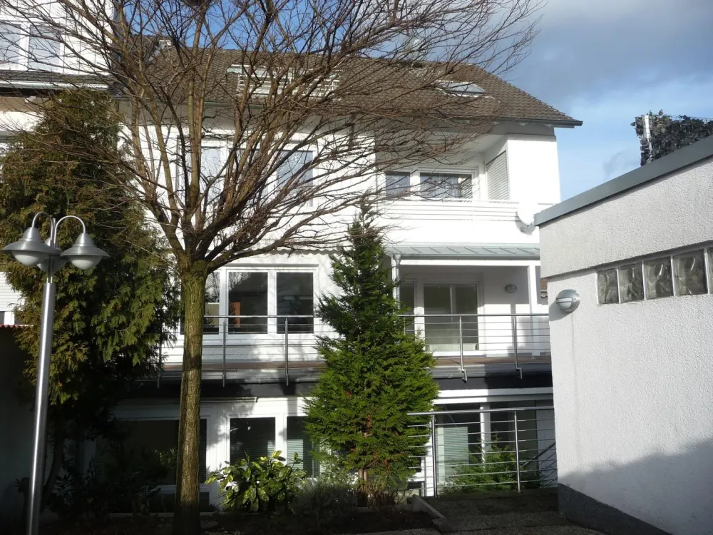 Gemütliche und klimatisierte Dachgeschosswohnung mit Tageslichtbad und Südbalkon