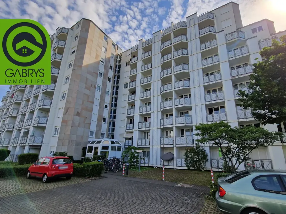 Ideal für Berufstätigen-WG, 4-Zimmer-Wohnung mit vier Balkonen, zwei Bädern & Stellplätzen