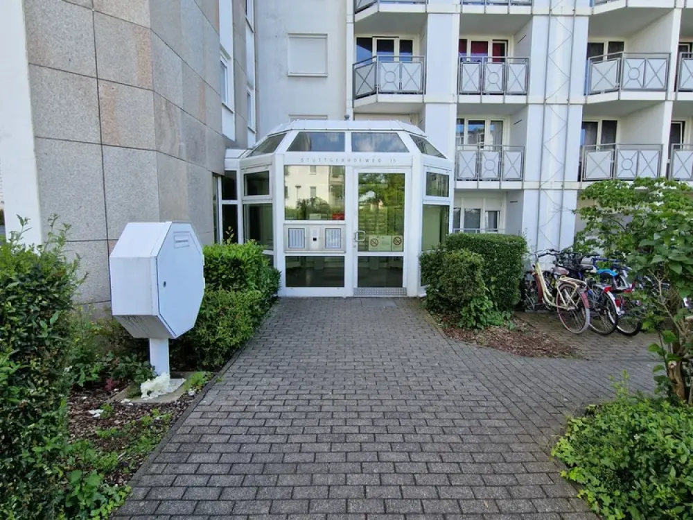 Ideal für Berufstätigen-WG, 4-Zimmer-Wohnung mit vier Balkonen, zwei Bädern & Stellplätzen