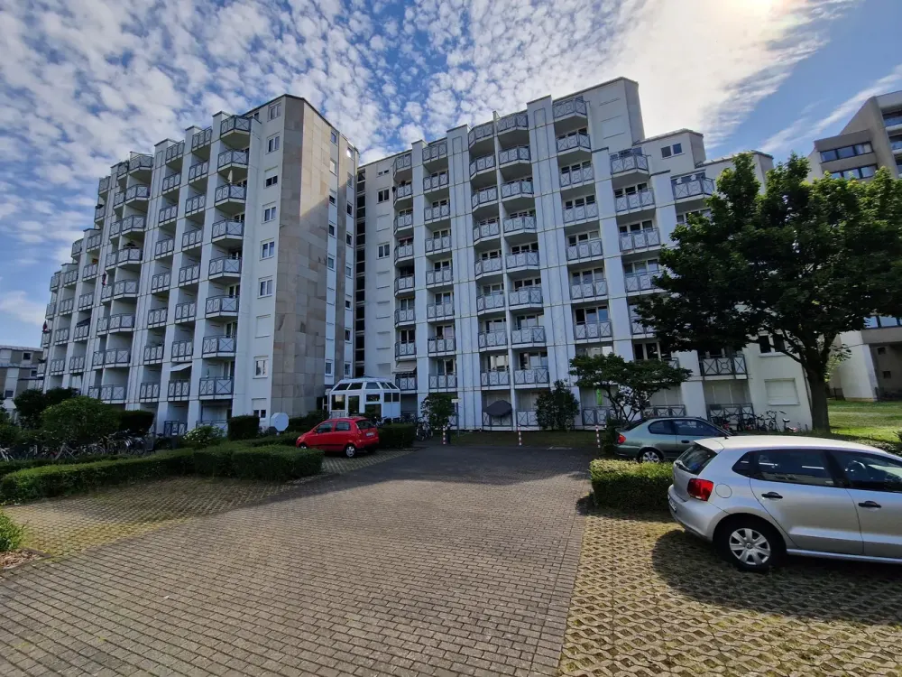 Ideal für Berufstätigen-WG, 4-Zimmer-Wohnung mit vier Balkonen, zwei Bädern & Stellplätzen