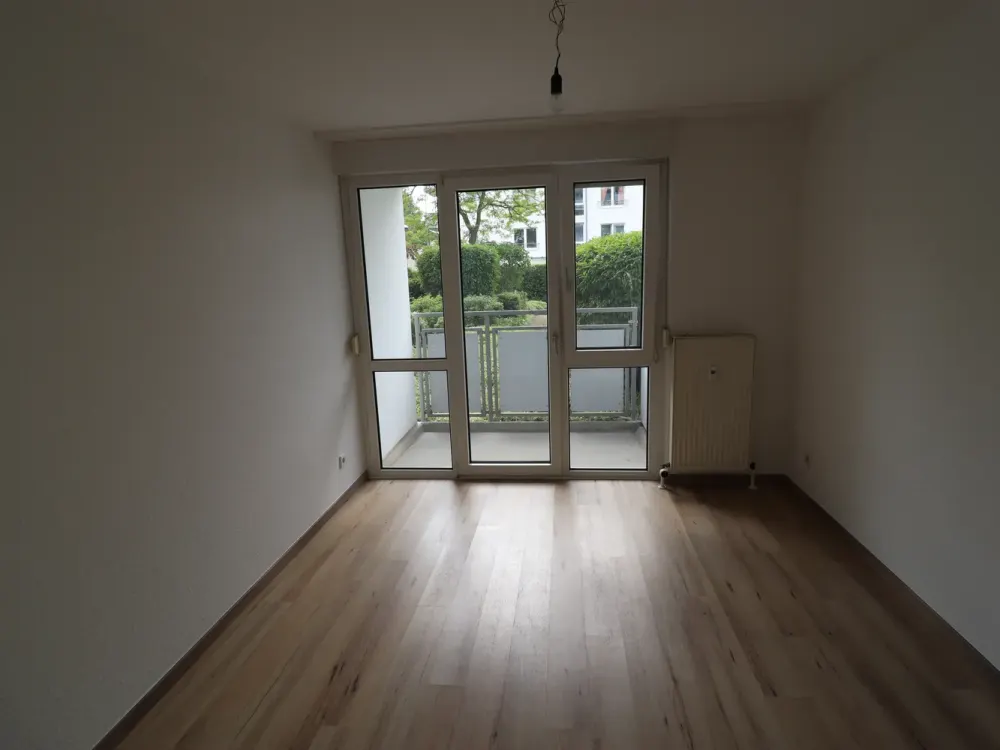 Ideal für Berufstätigen-WG, 4-Zimmer-Wohnung mit vier Balkonen, zwei Bädern & Stellplätzen