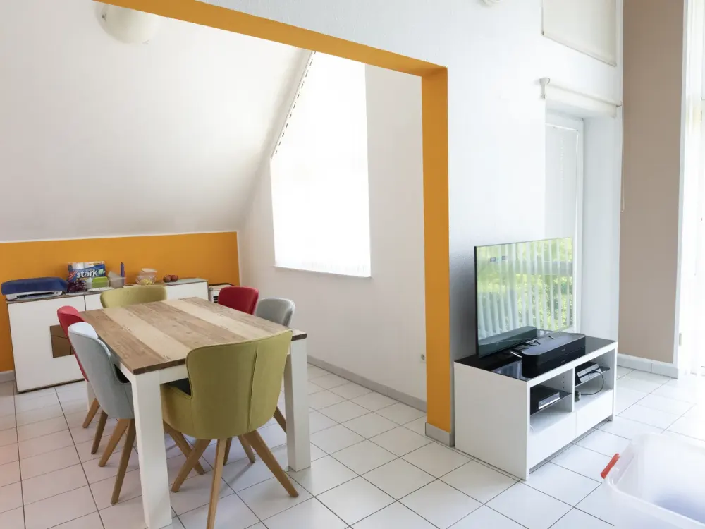 Gepflegte 3-Raum-DG-Wohnung mit Einbauküche in Neuss