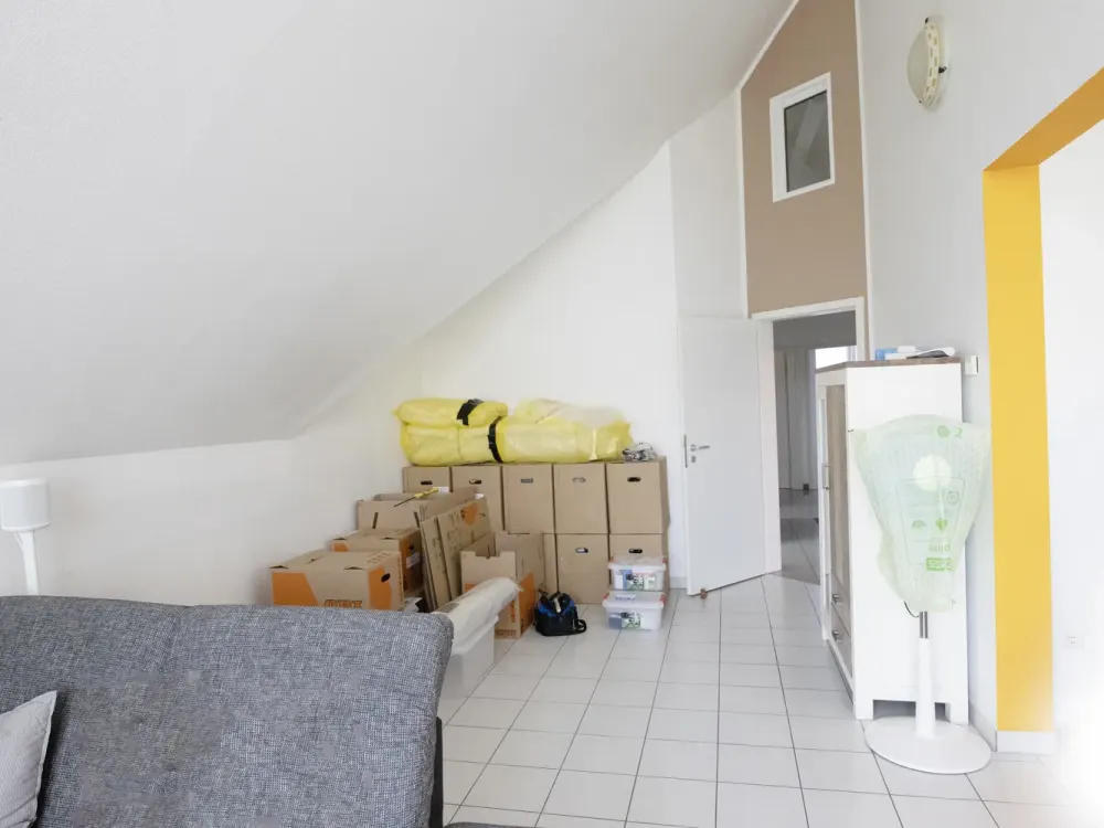 Gepflegte 3-Raum-DG-Wohnung mit Einbauküche in Neuss