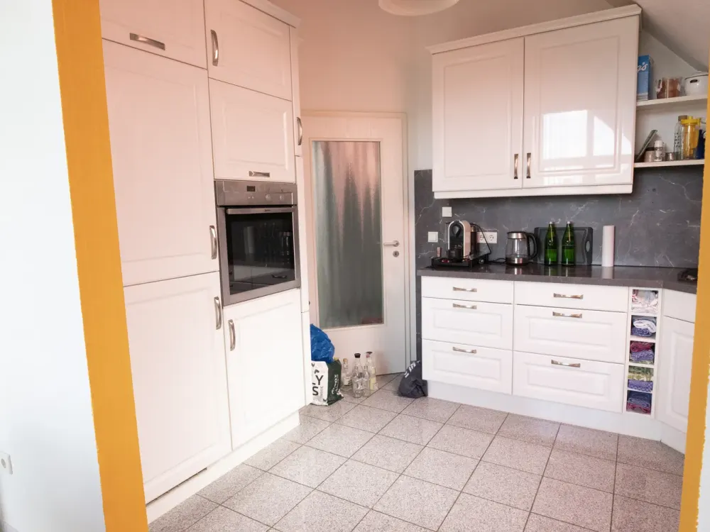 Gepflegte 3-Raum-DG-Wohnung mit Einbauküche in Neuss