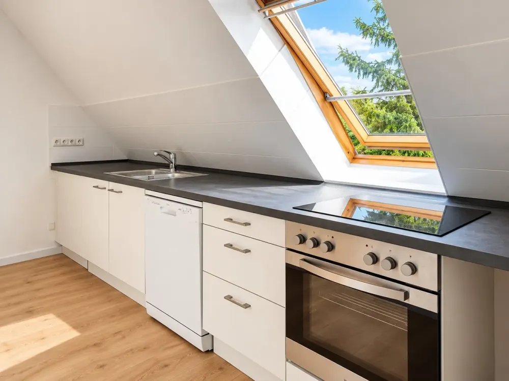 Lichtdurchflutete 2-Zimmer-Dachgeschosswohnung mit neuer Einbauküche in Berlin-Grünau