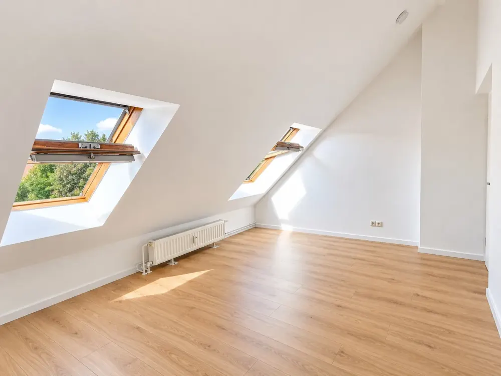 Lichtdurchflutete 2-Zimmer-Dachgeschosswohnung mit neuer Einbauküche in Berlin-Grünau