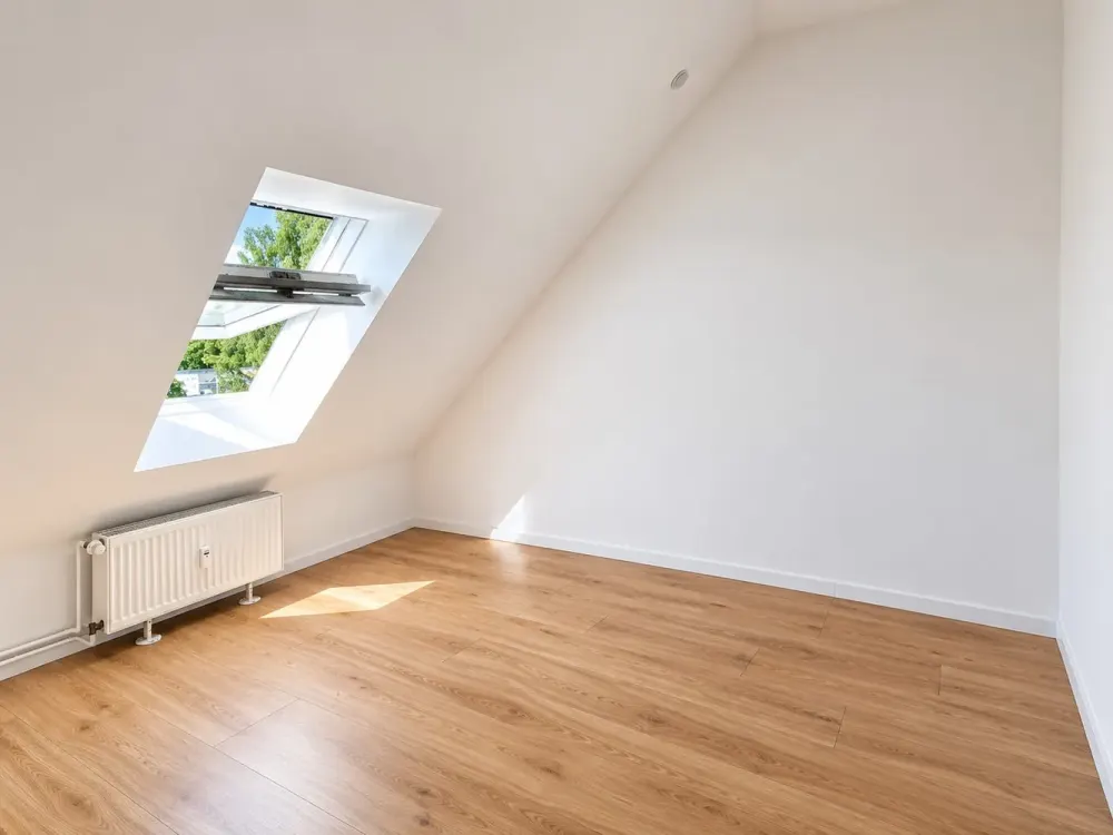 Lichtdurchflutete 2-Zimmer-Dachgeschosswohnung mit neuer Einbauküche in Berlin-Grünau