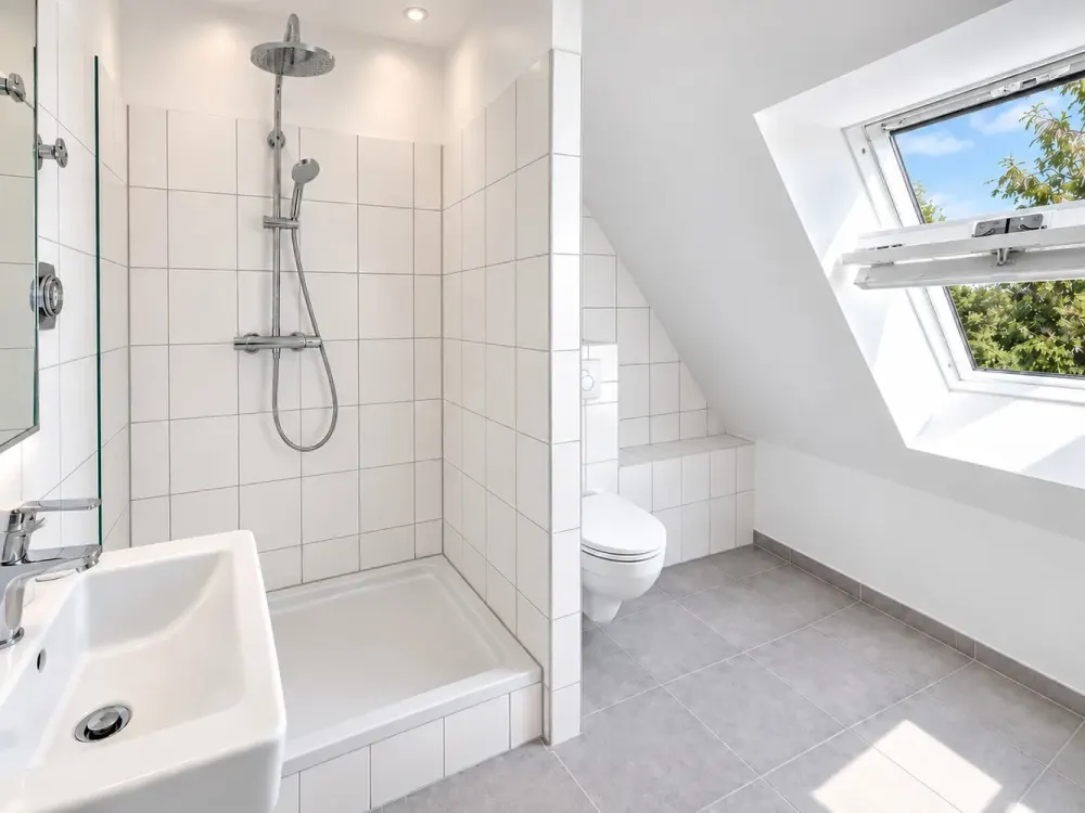 Lichtdurchflutete 2-Zimmer-Dachgeschosswohnung mit neuer Einbauküche in Berlin-Grünau