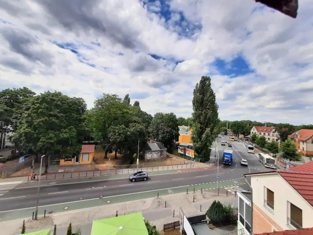 Lichtdurchflutete 2-Zimmer-Dachgeschosswohnung mit neuer Einbauküche in Berlin-Grünau