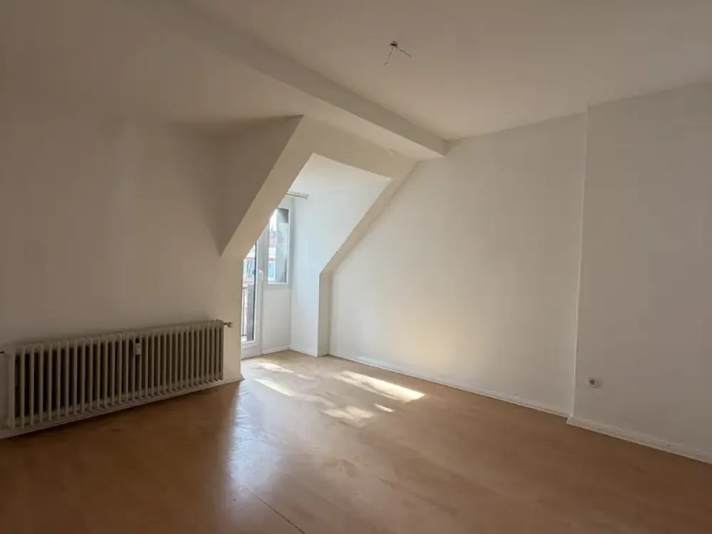 Kernsanierte, lichtdurchflutete 2-Zimmer-Wohnung mit Balkon in der Bremer Neustadt