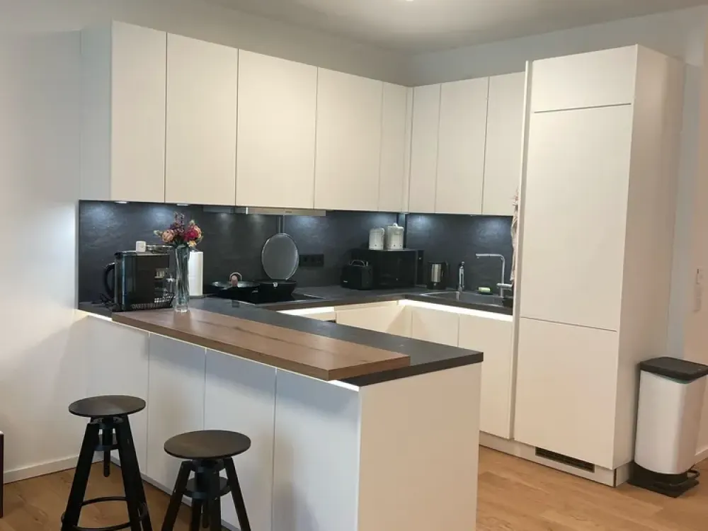 Tastefully Furnished Ground Floor Apartment with Three Rooms plus Terrace/Garden/Fitted Kitchen in Hannover