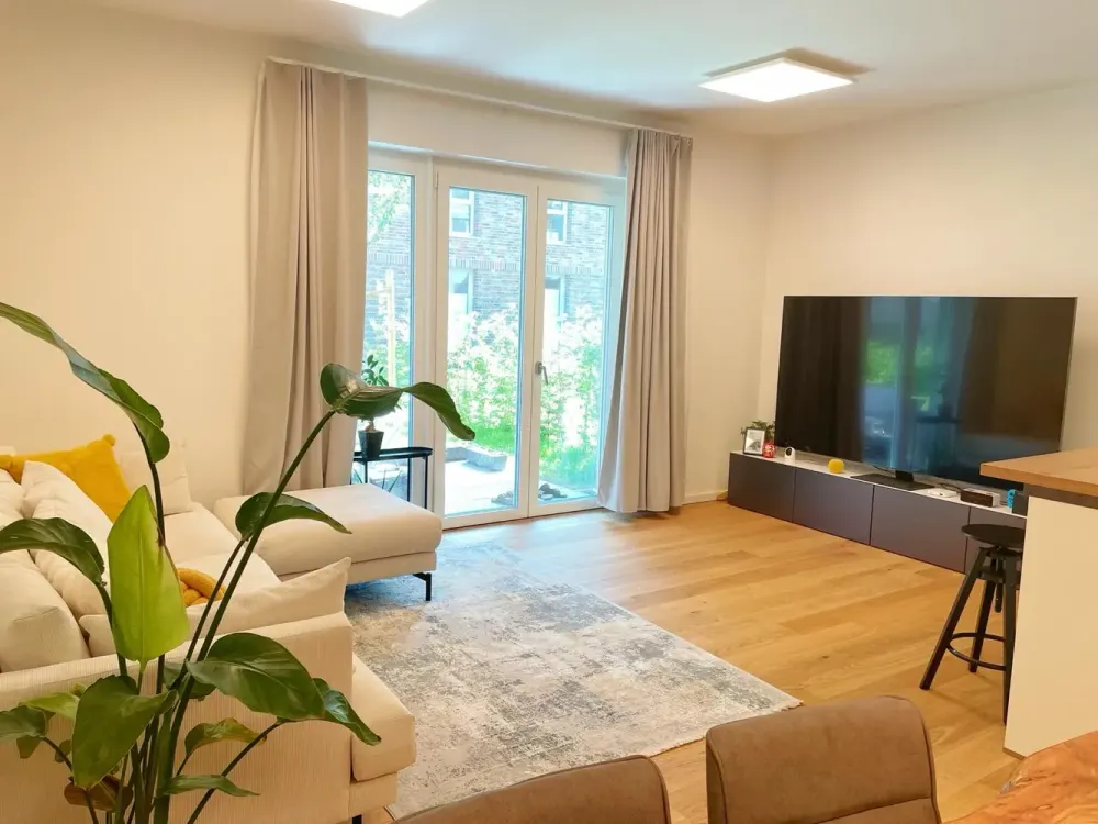 Tastefully Furnished Ground Floor Apartment with Three Rooms plus Terrace/Garden/Fitted Kitchen in Hannover