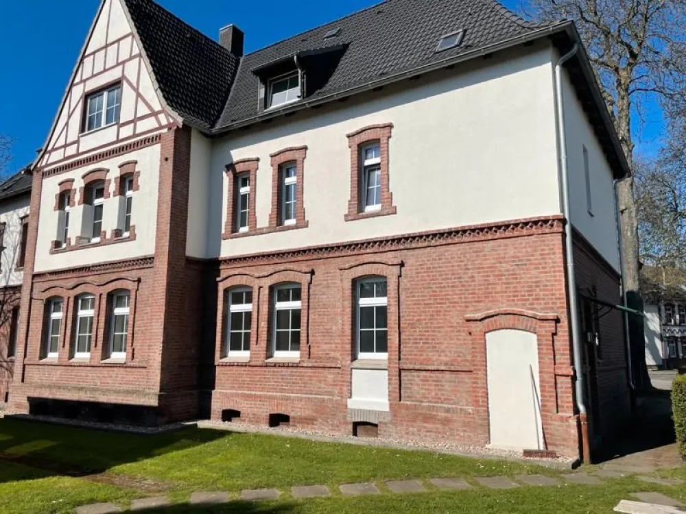 2 Zimmer in ruhiger Lage -Wir übernehmen das Renovieren für Sie ! -