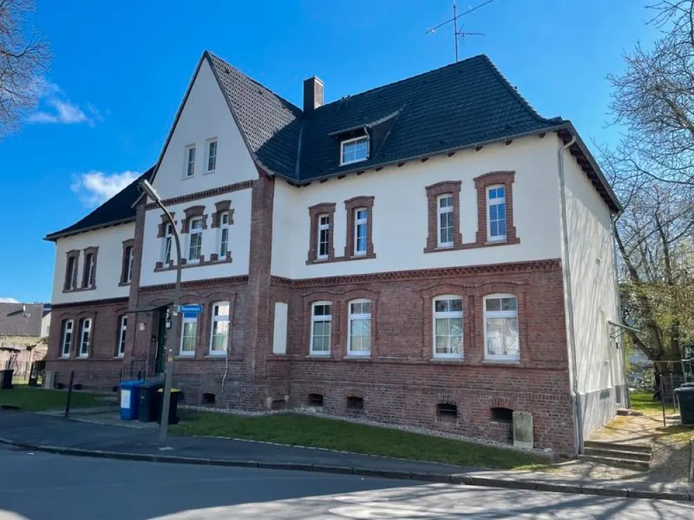 2 Zimmer in ruhiger Lage -Wir übernehmen das Renovieren für Sie ! -
