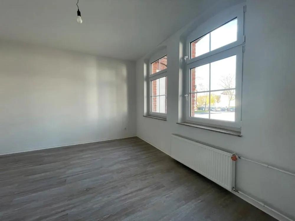 2 Zimmer in ruhiger Lage -Wir übernehmen das Renovieren für Sie ! -
