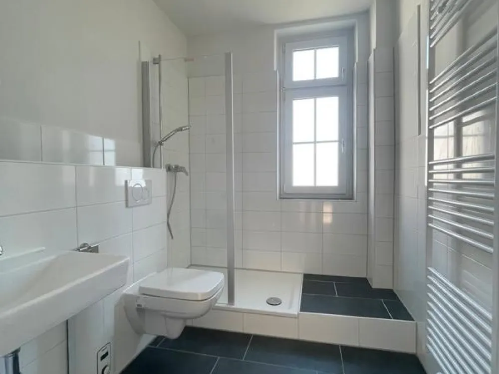 2 Zimmer in ruhiger Lage -Wir übernehmen das Renovieren für Sie ! -