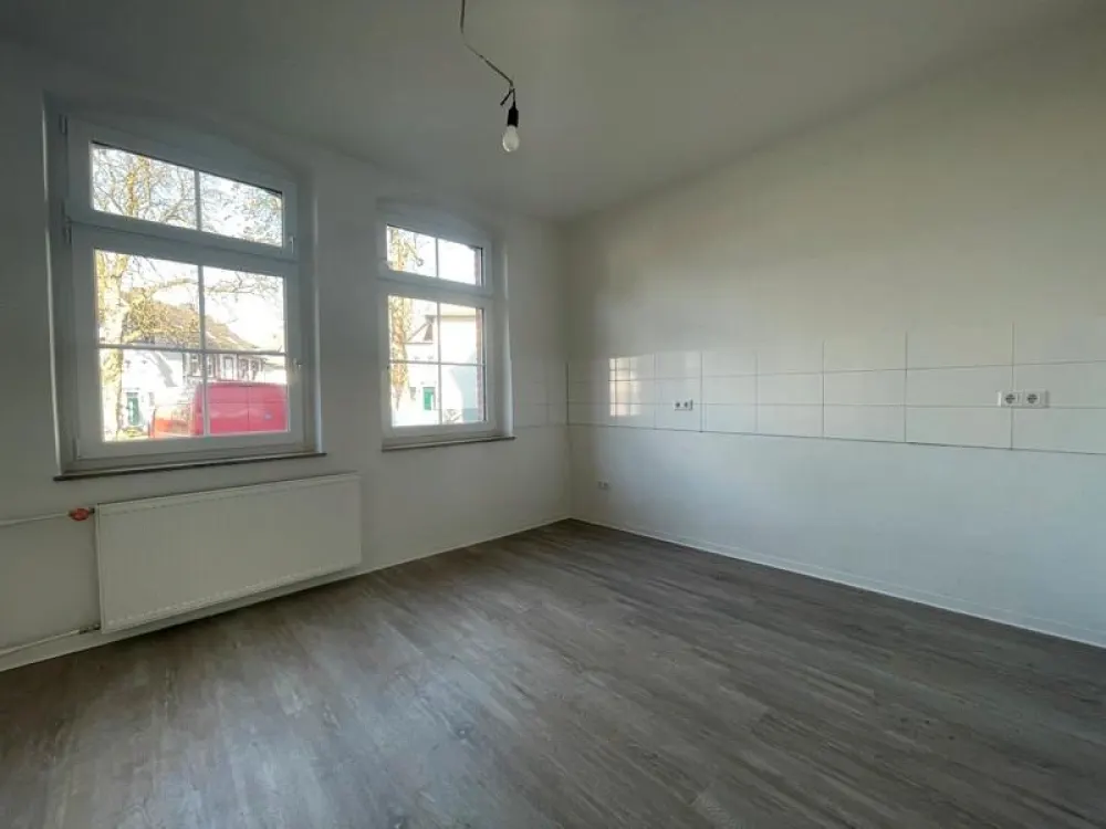 2 Zimmer in ruhiger Lage -Wir übernehmen das Renovieren für Sie ! -
