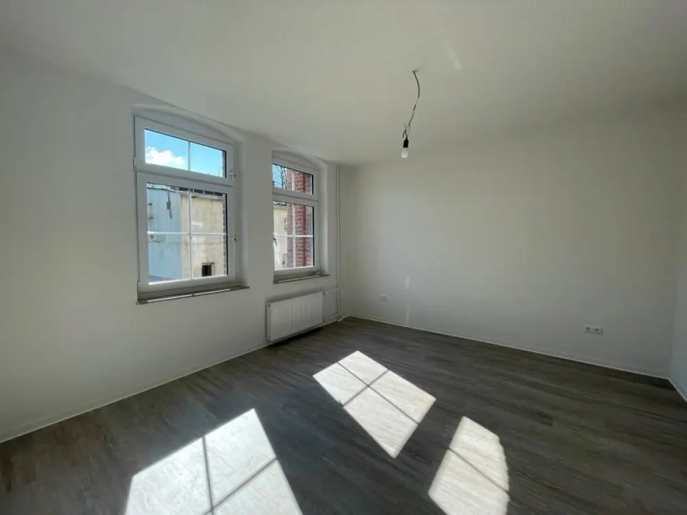 2 Zimmer in ruhiger Lage -Wir übernehmen das Renovieren für Sie ! -