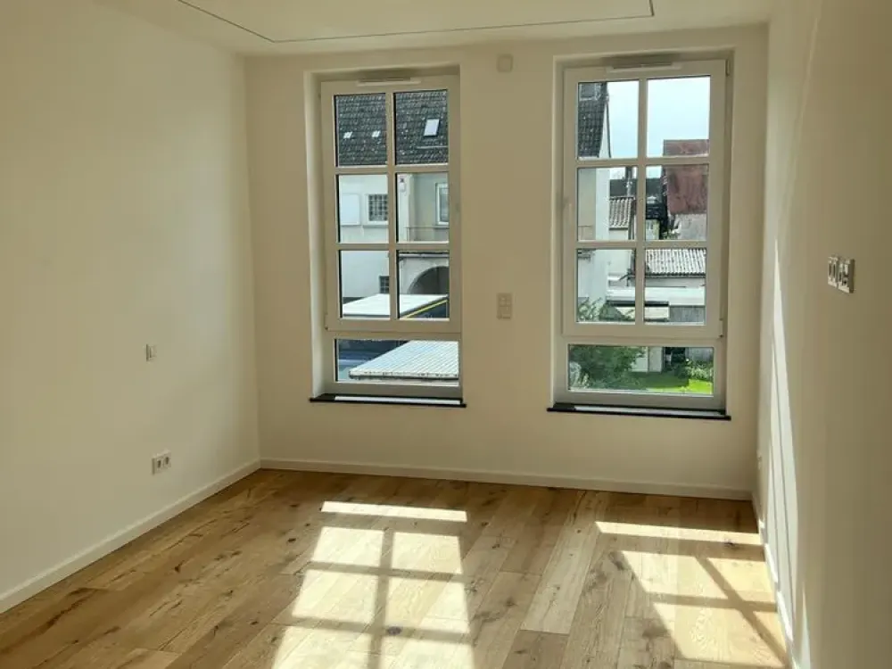 Completely Renovated 2-Room Apartment