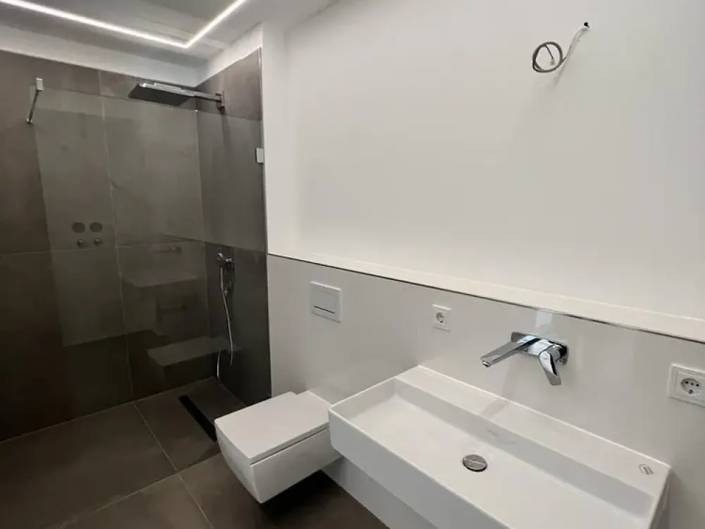 Completely Renovated 2-Room Apartment
