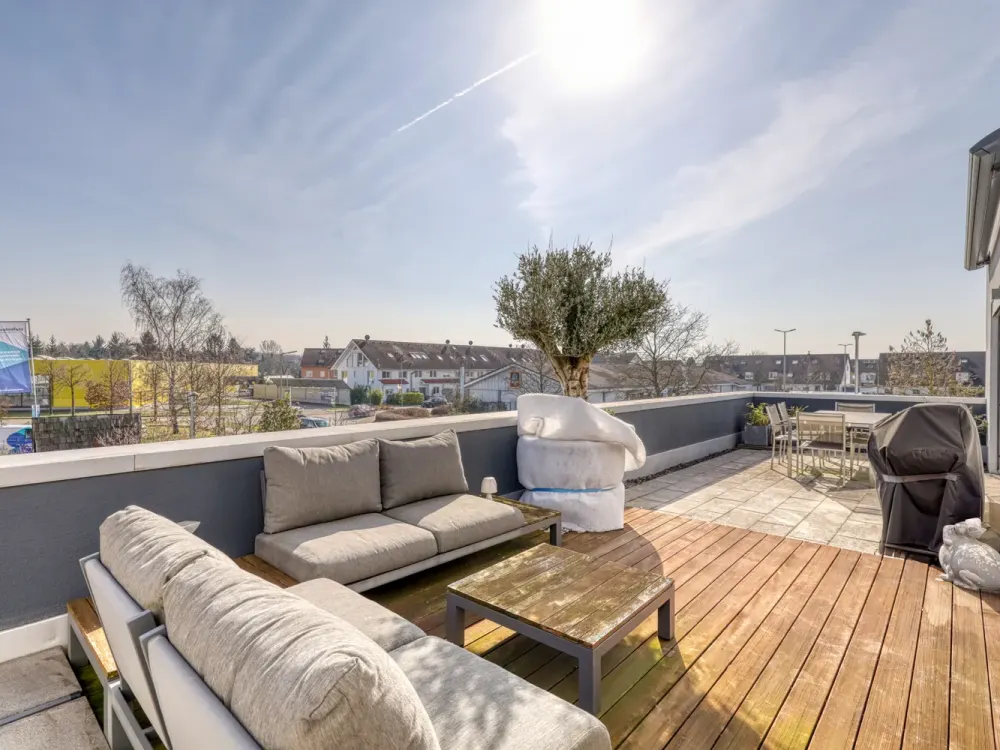 Penthouse-Feeling in Karlsruhe-Neureut: 4 Zimmer mit Einbauküche und Dachterrasse