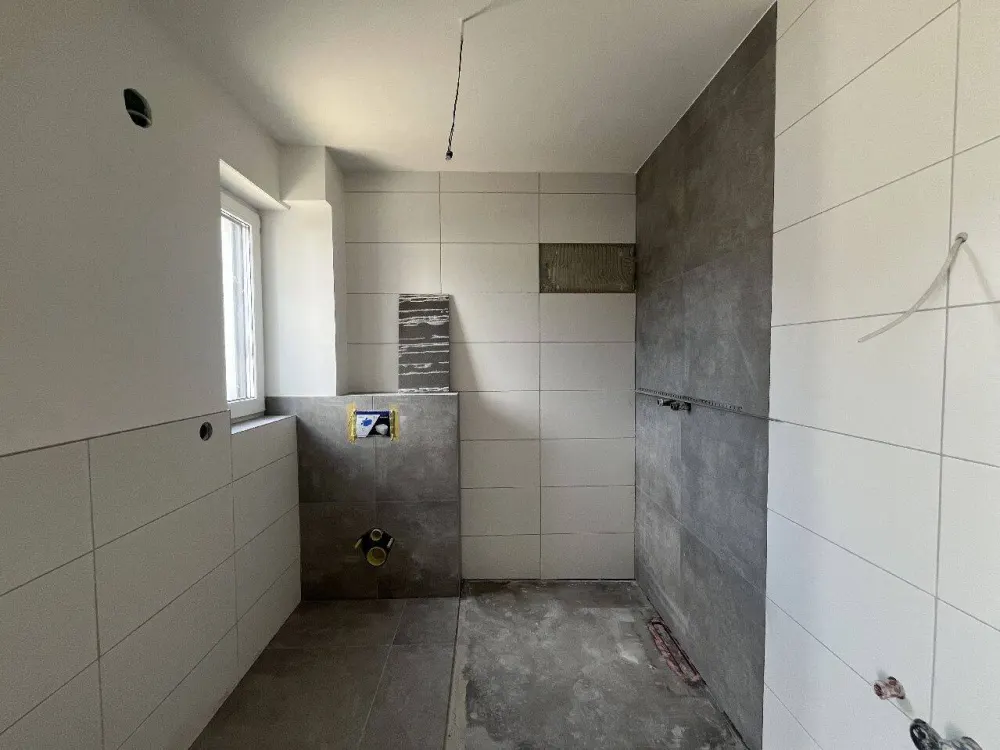 Erstbezug: 3-Zimmer-Wohnung im Obergeschoss mit Balkon