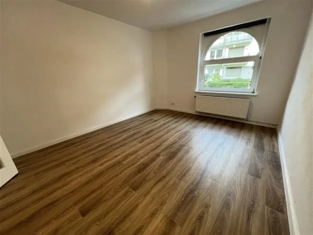 Arrive & Feel at Home: Stylish 3-Room Apartment with Built-in Kitchen, Immediately Available