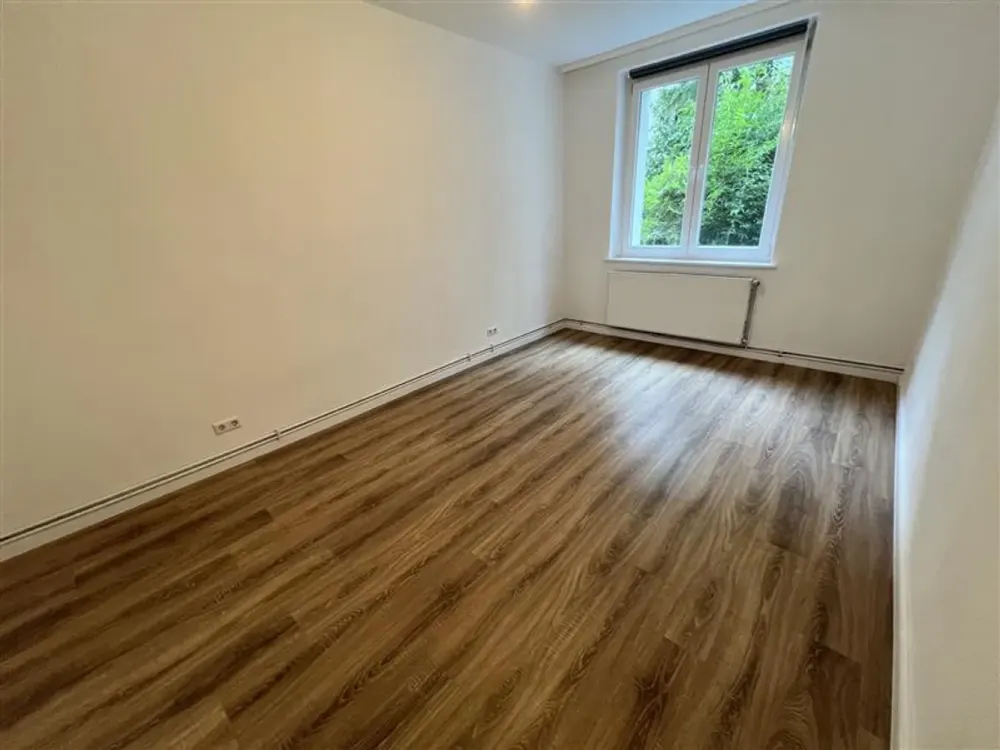Arrive & Feel at Home: Stylish 3-Room Apartment with Built-in Kitchen, Immediately Available