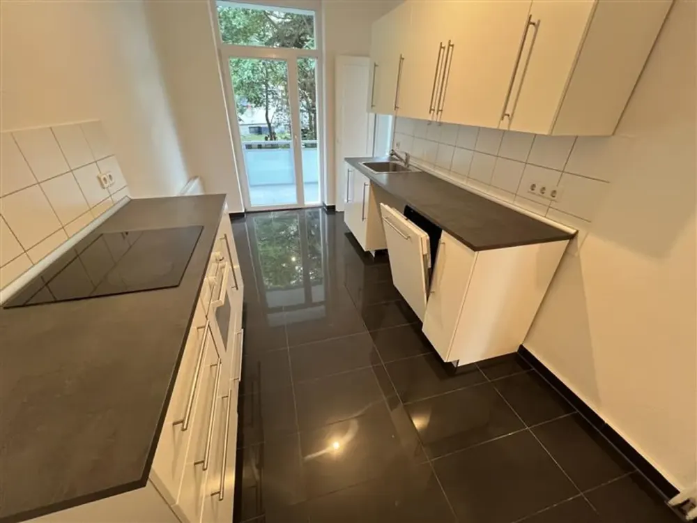 Arrive & Feel at Home: Stylish 3-Room Apartment with Built-in Kitchen, Immediately Available