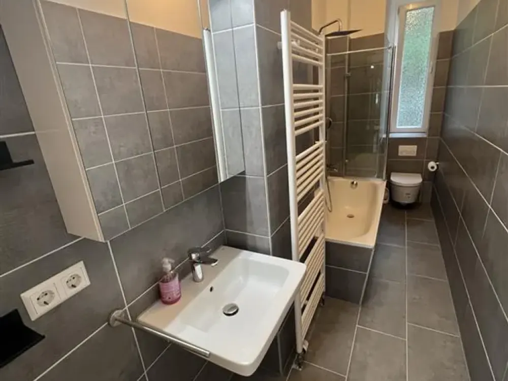 Arrive & Feel at Home: Stylish 3-Room Apartment with Built-in Kitchen, Immediately Available