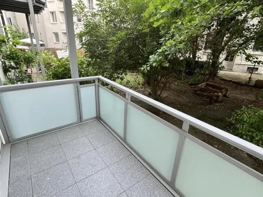 Arrive & Feel at Home: Stylish 3-Room Apartment with Built-in Kitchen, Immediately Available