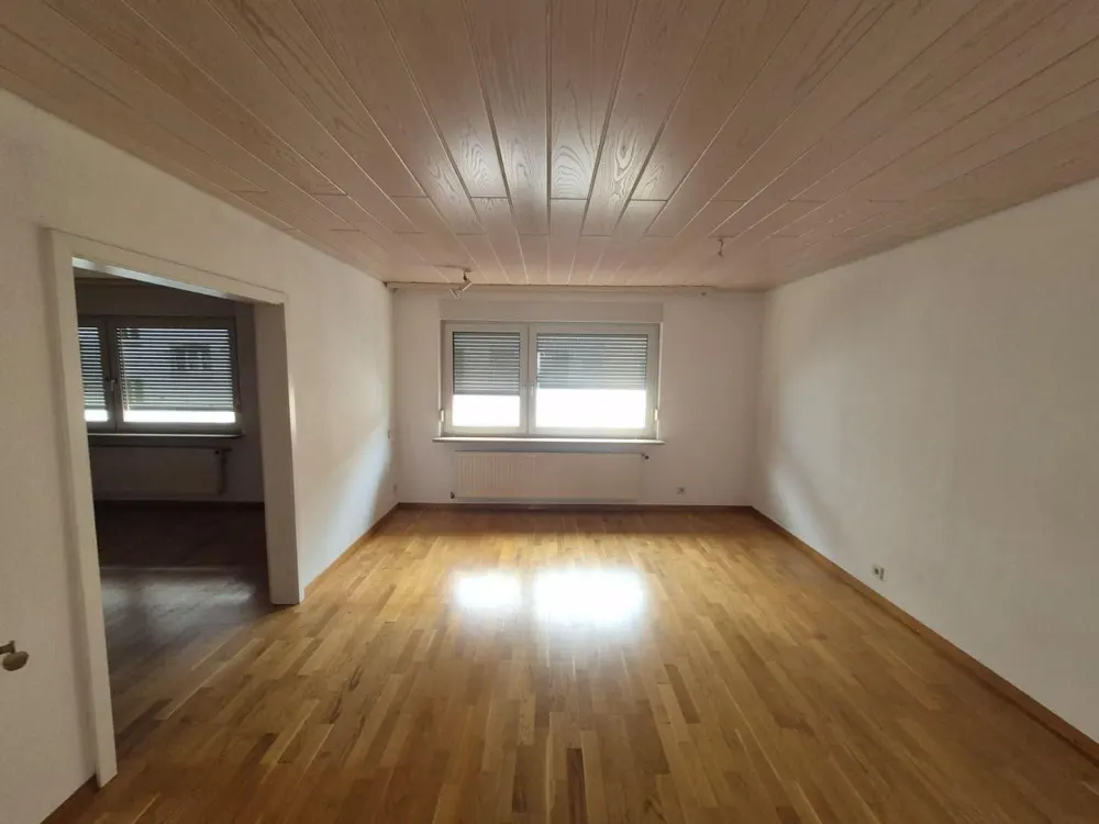 Exklusive 4-Zimmer-Wohnung mit EBK und Stellplatz in Stuttgart