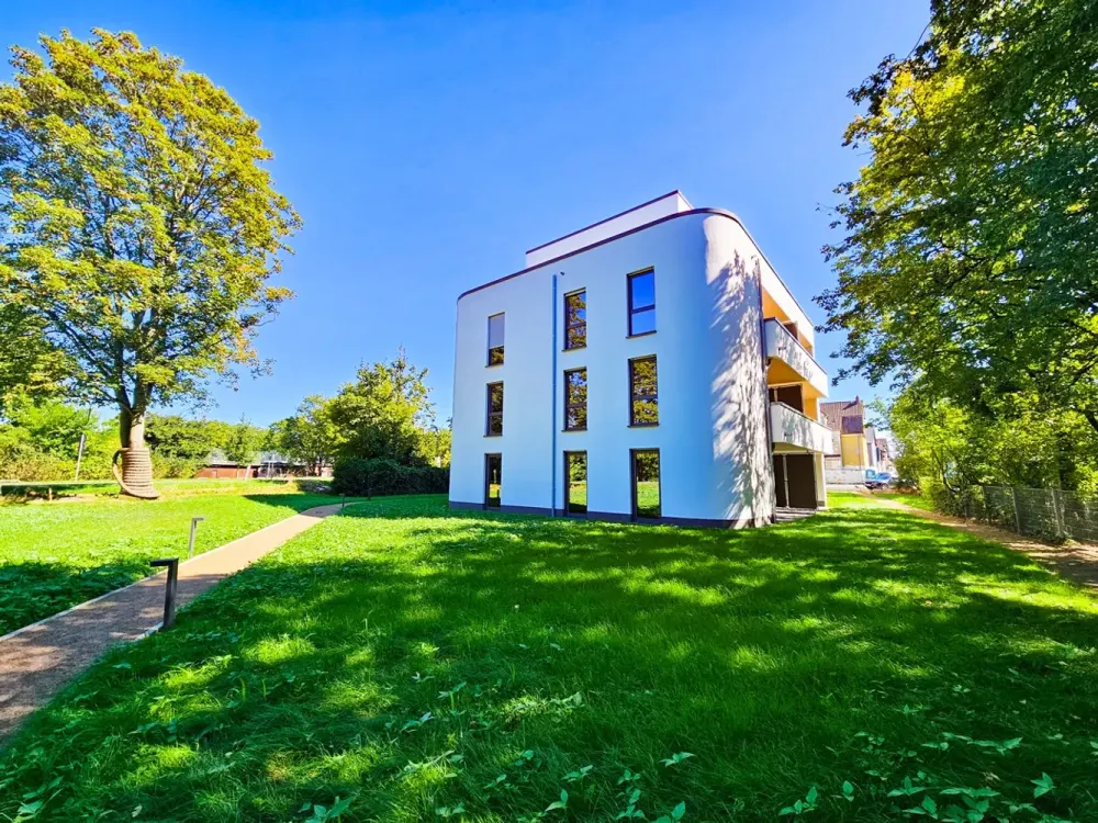 Großzügige 2-Zimmer-Neubauwohnung mit hochwertiger Einbauküche und eigenem Gartenanteil