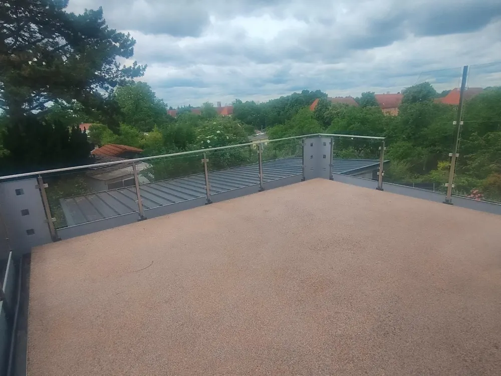Luxus-Terrassenwohnung in grüner Oase