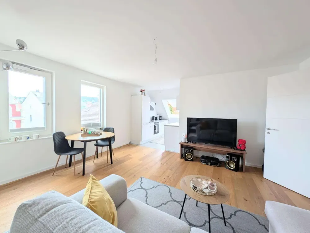 Wohnen über den Dächern von Stuttgart-Süd, helle Dachgeschosswohnung mit Einbauküche