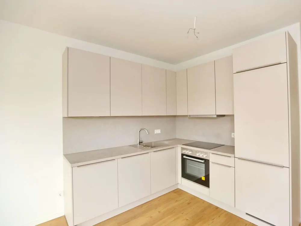 Cosmo Berlin - WG geeigneter Erstbezug im Weitlingkiez mit EBK und Loggia