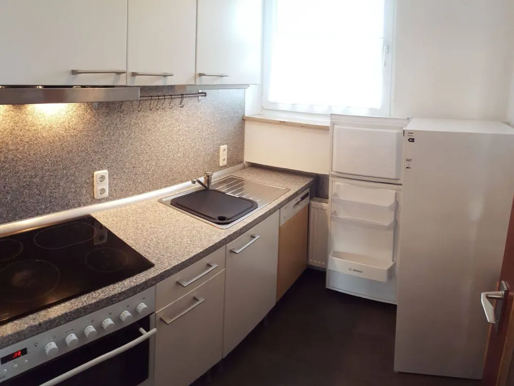 Well-maintained, sunny 1-room apartment, near subway, from private owner