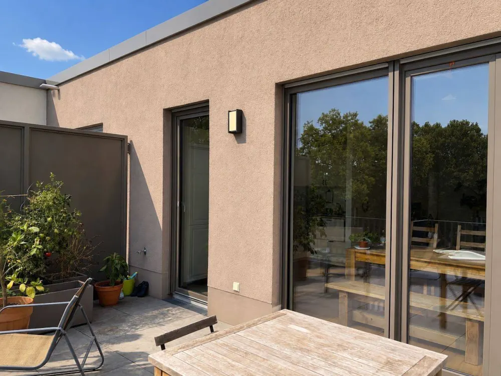 Bright 4-Room Penthouse Apartment with Large Roof Terrace