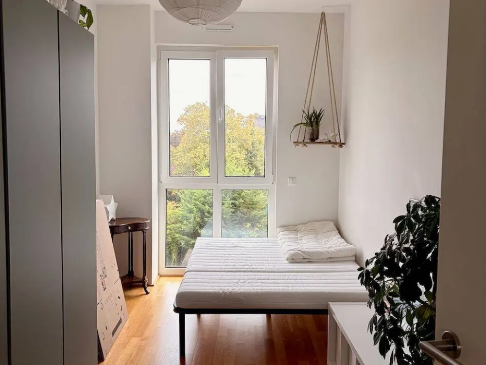 Bright 4-Room Penthouse Apartment with Large Roof Terrace