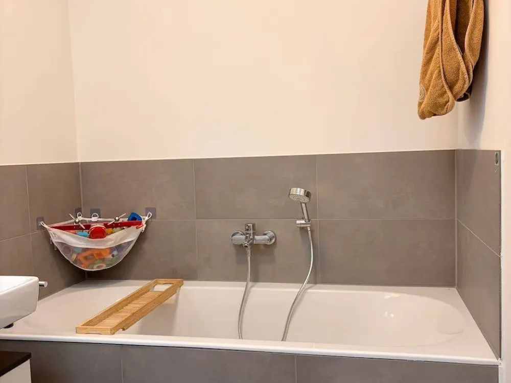 Bright 4-Room Penthouse Apartment with Large Roof Terrace